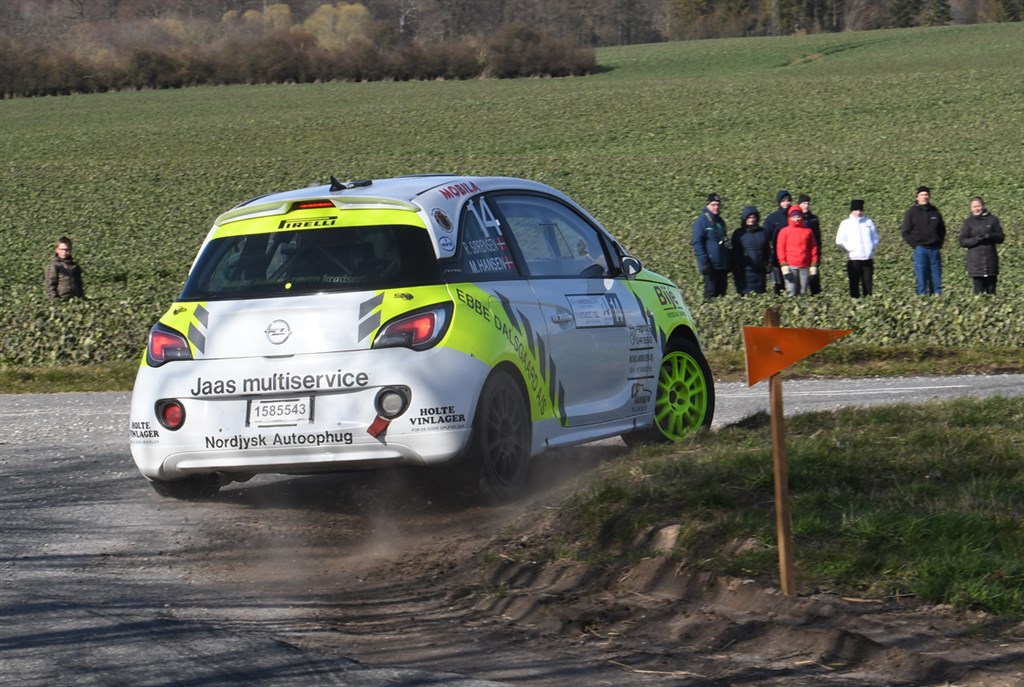 Opel-holdet kørte tæt på kanterne i svingene for at holde maksimal fart på prøverne og køre hurtigt nok til en samlet fjerdeplads i RC4-klassen.
(Foto: Morten Dam/specialpressen@gmail.com)